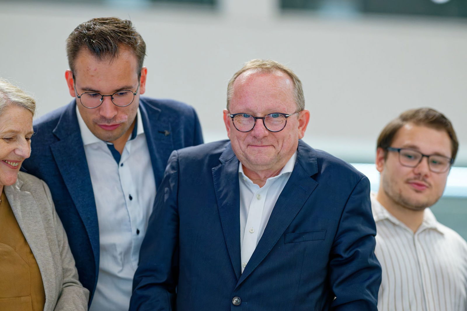 Blettner (CDU/FWG/2.v.r.) lag in der ersten Runde knapp vorn und zieht in die Stichwahl ein.