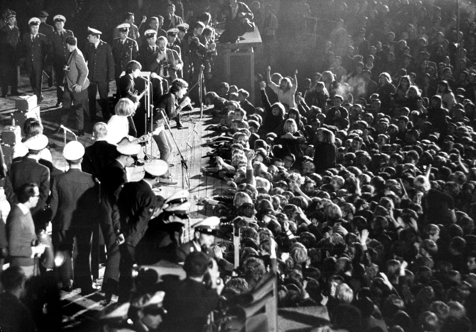 Beim Konzert kommt es zu Ausschreitungen zwischen Fans, Ordnern und Polizei. (Archivbild)