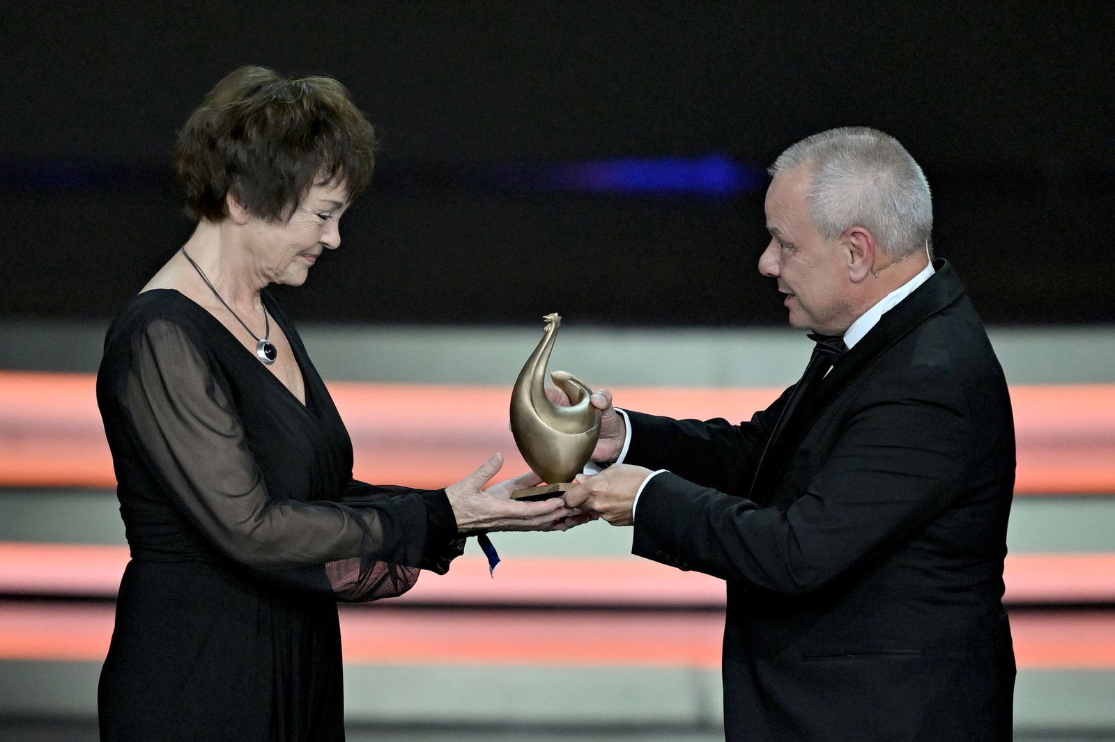 Katrin Sass nimmt die Henne für ihr Lebenswerk entgegen