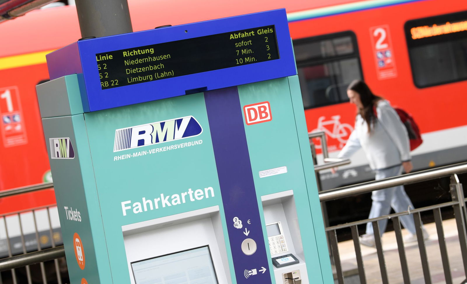 Bus und Bahn werden teurer. (Archivbild)
