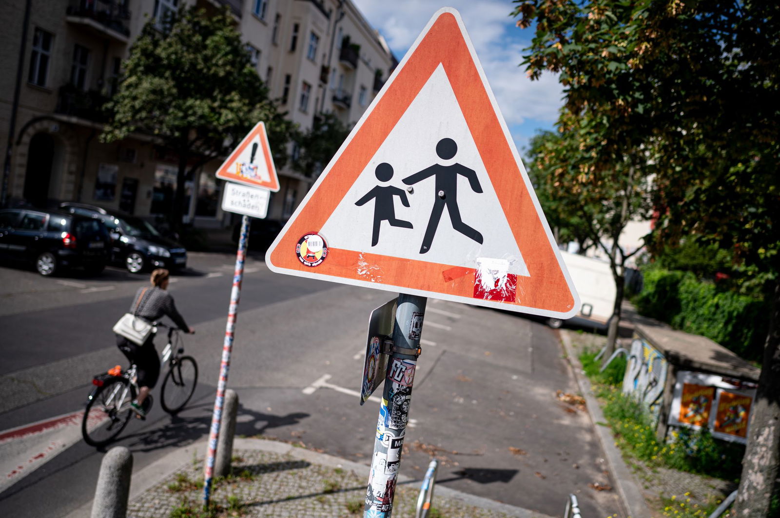 Ein Schild weist Verkehrsteilnehmer auf Kinder hin. (Symbolbild)