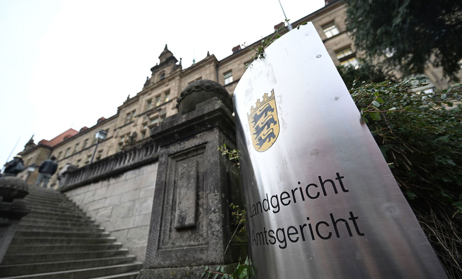 Ein Mann steht vor dem Landgericht Tübingen, weil er einen anderen Mann entführt und misshandelt haben soll. (Archivbild)