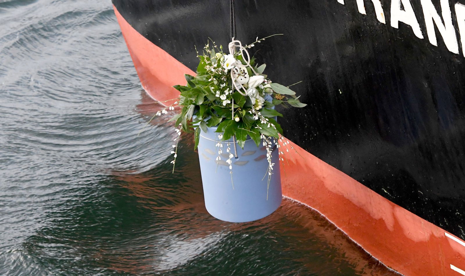 Für Flussbestattungen gibt es spezielle Urnen und Kapseln. (Illustration)