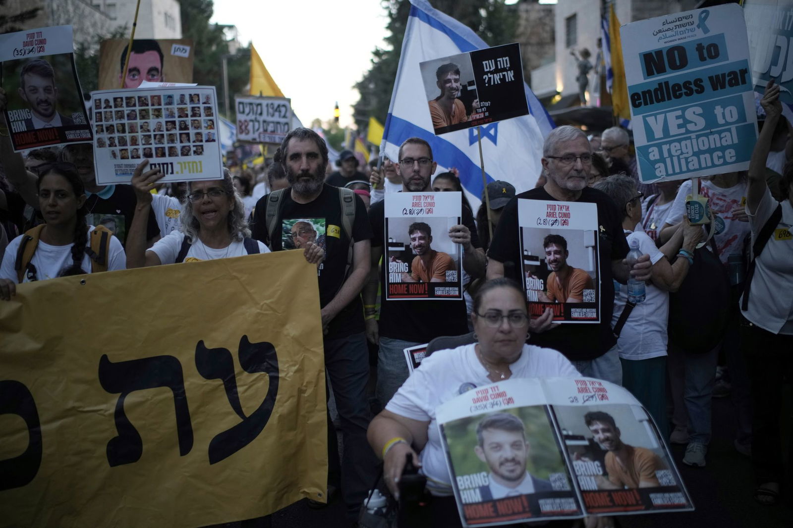 Angehörige der Geiseln fordern ihre sofortige Freilassung. 