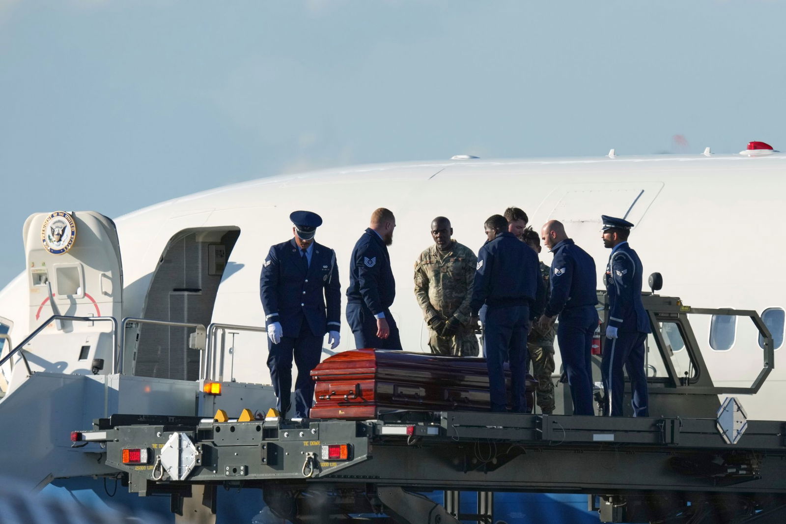 Der Leichnam wurde überführt.