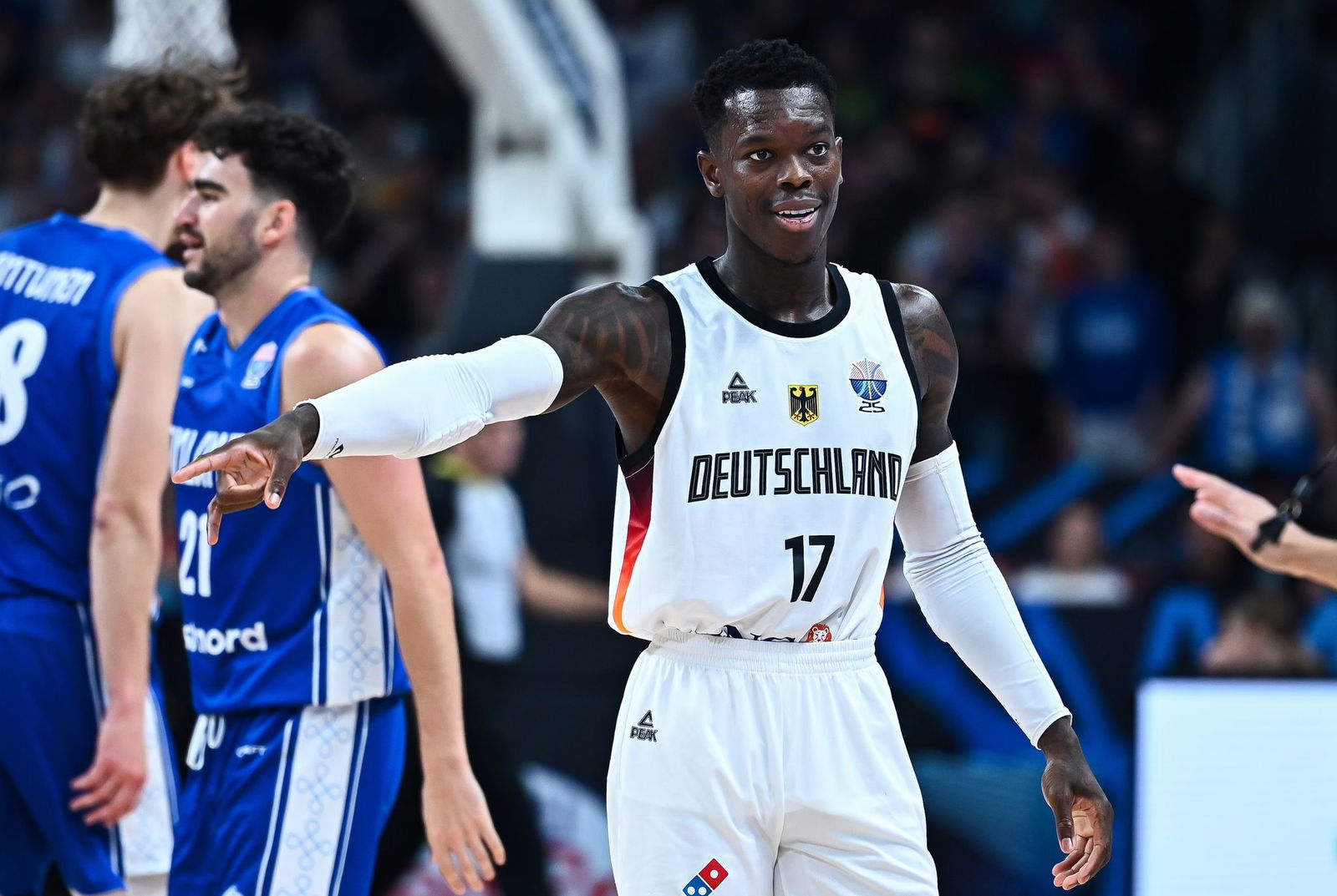 Da geht's lang! Dennis Schröder hat die deutschen Basketballer ins Finale geführt.