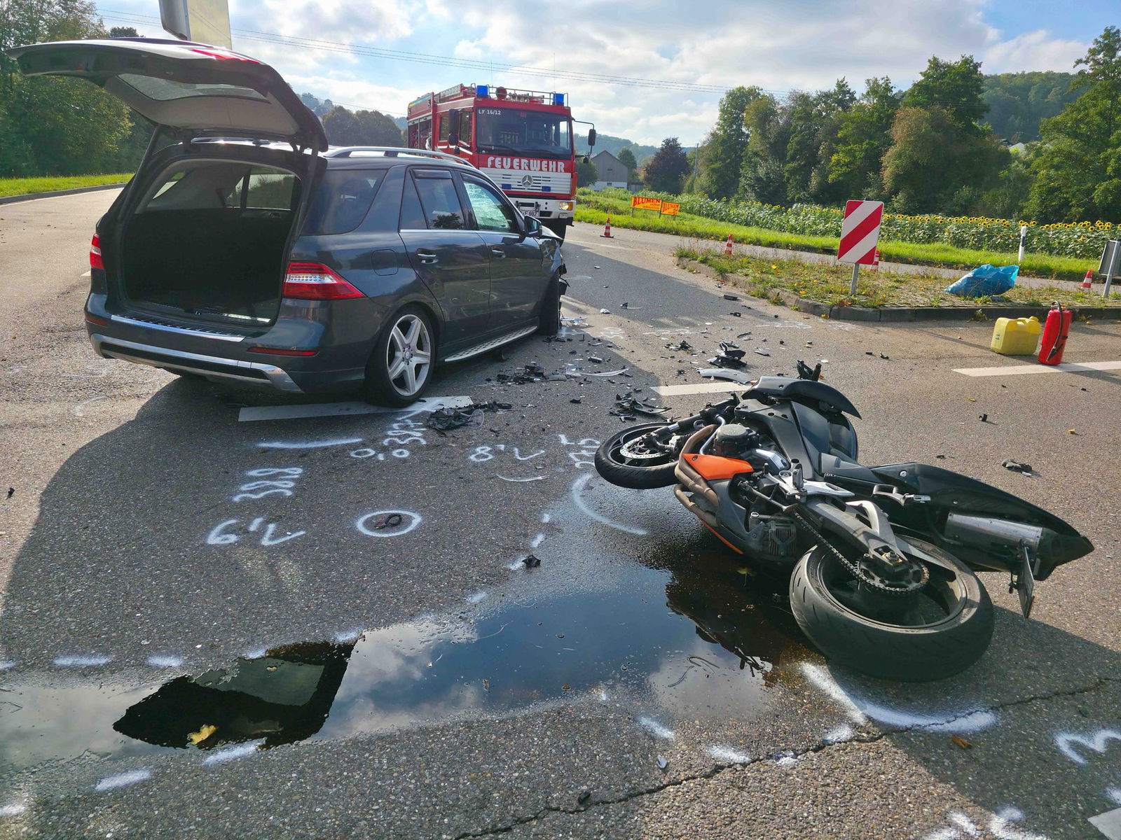 Ersten Ermittlungen zufolge übersah der Autofahrer den Motorradfahrer. 