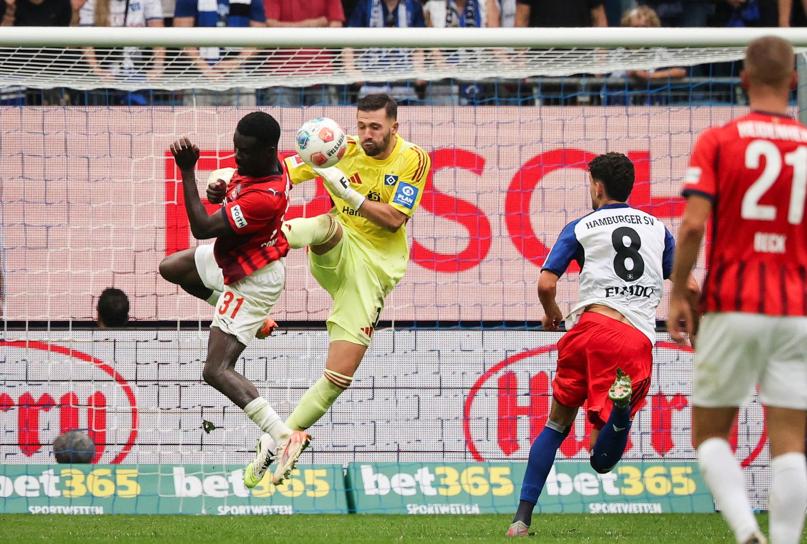 Standen den Heidenheimer Spielern immer wieder im Weg: HSV-Torwart Daniel Heuer Fernandes. 
