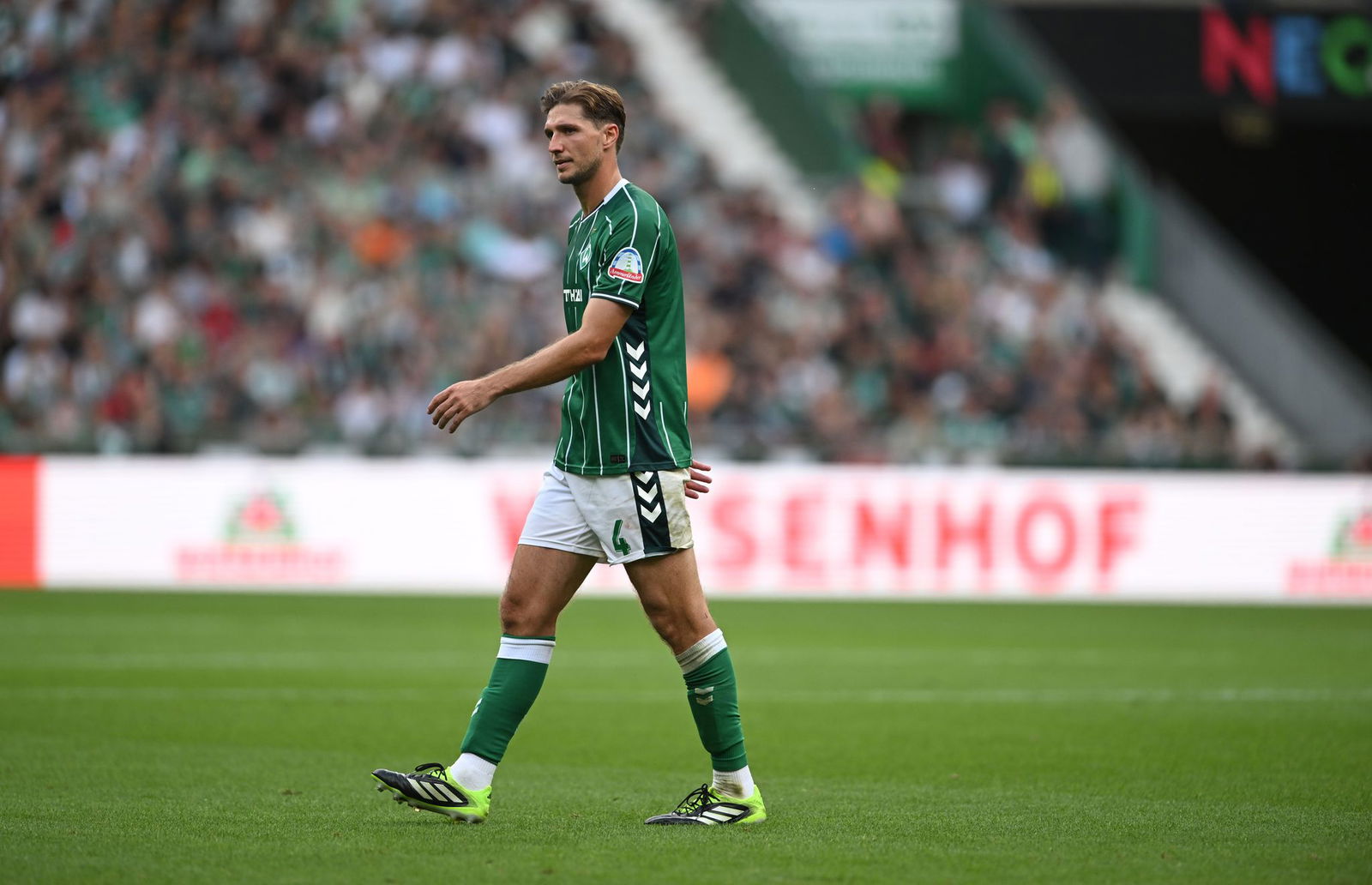 Werder Bremen muss gegen den SC Freiburg auf Niklas Stark verzichten.