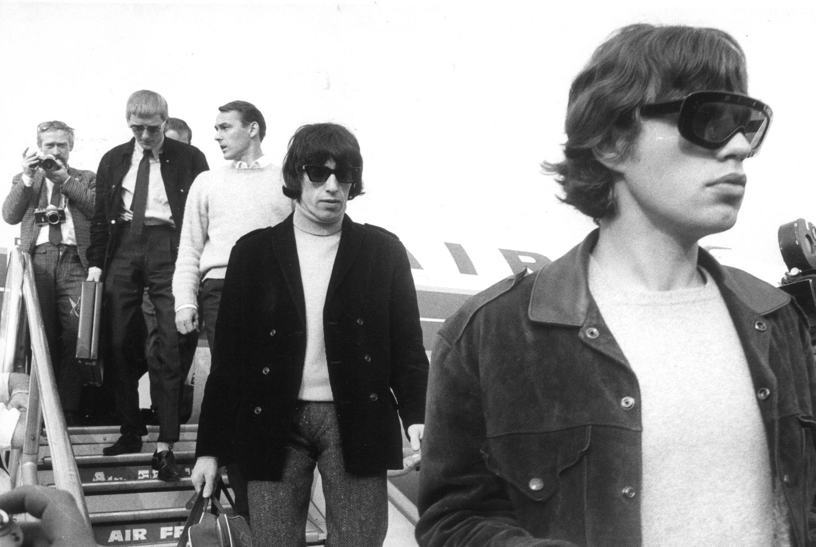 Am Flughafen Tegel verlassen Mick Jagger und Bill Wyman das Flugzeug. (Archivbild)