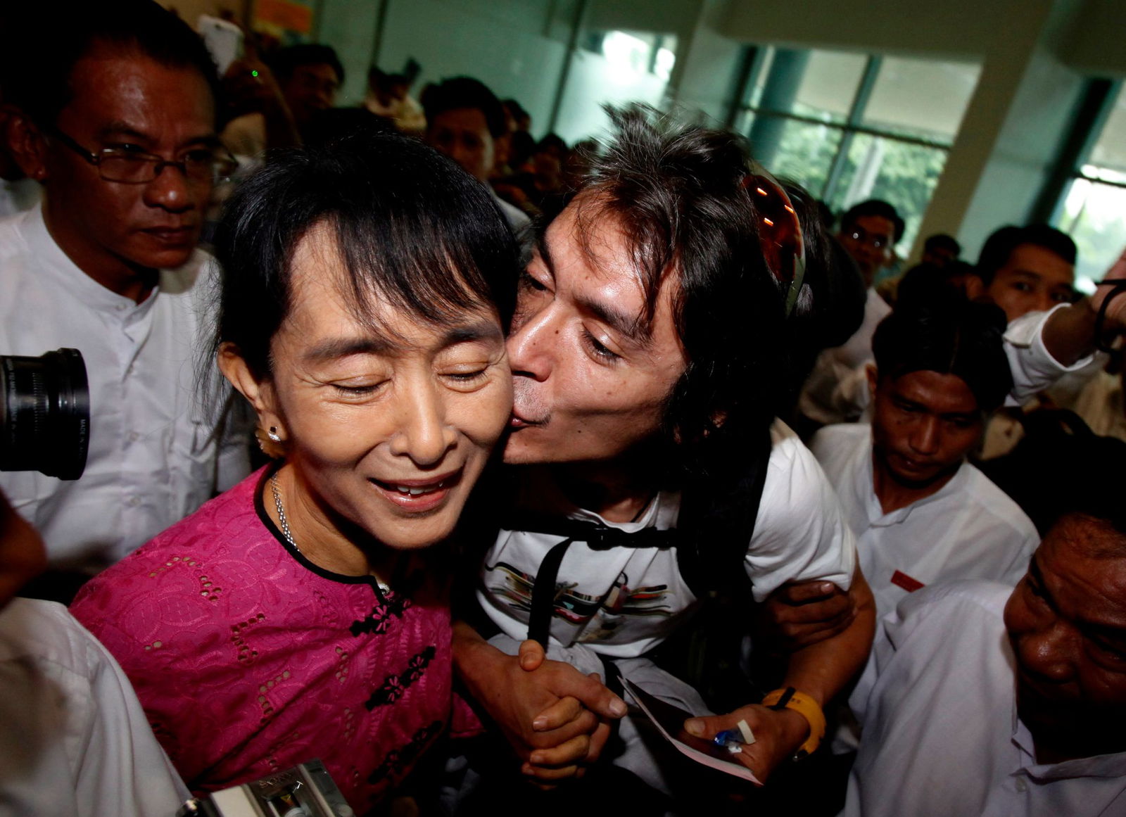 Ein Bild aus besseren Tagen: Aung San Suu Kyi 2011 zusammen mit ihrem Sohn Kim Aris. (Archivbild)