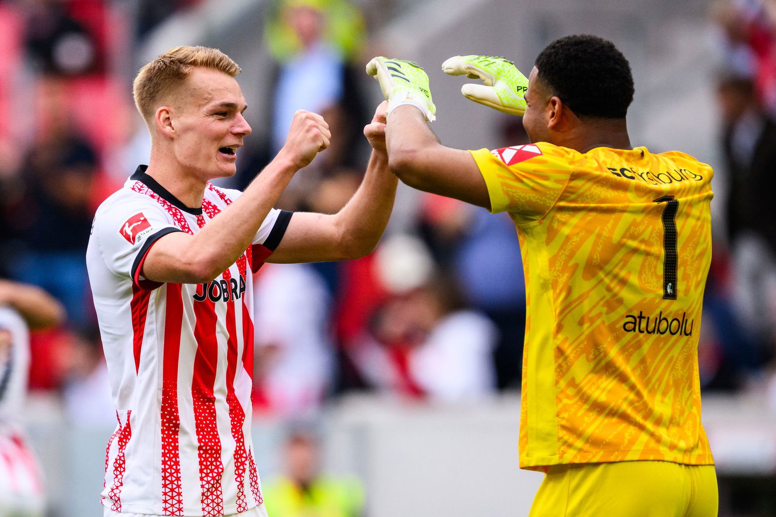 Mit dem SC Freiburg feierte Noah Atubolu (r.) am Samstag den ersten Saisonsieg.