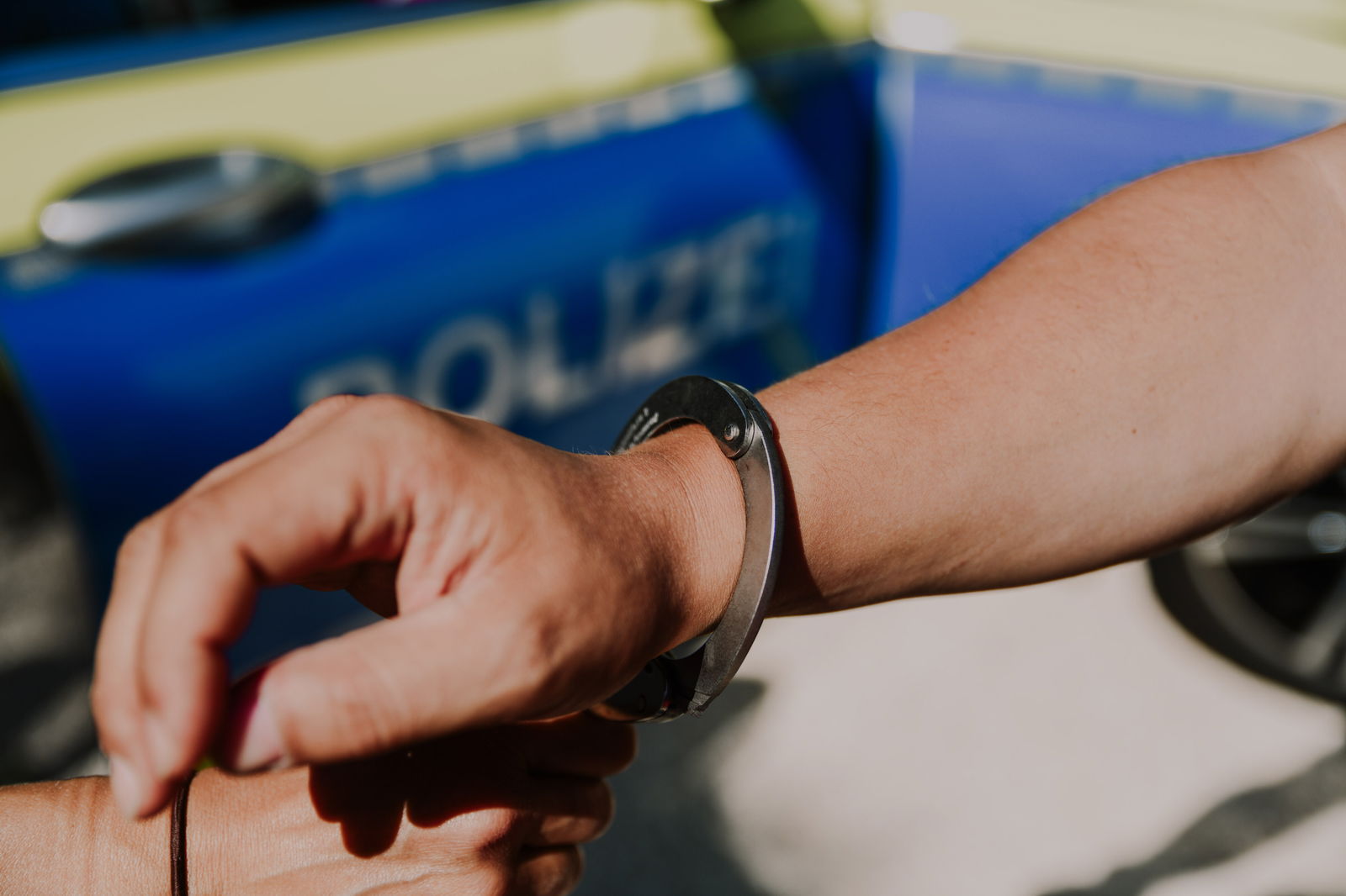 Festnahme eines Mannes mit Handschellen