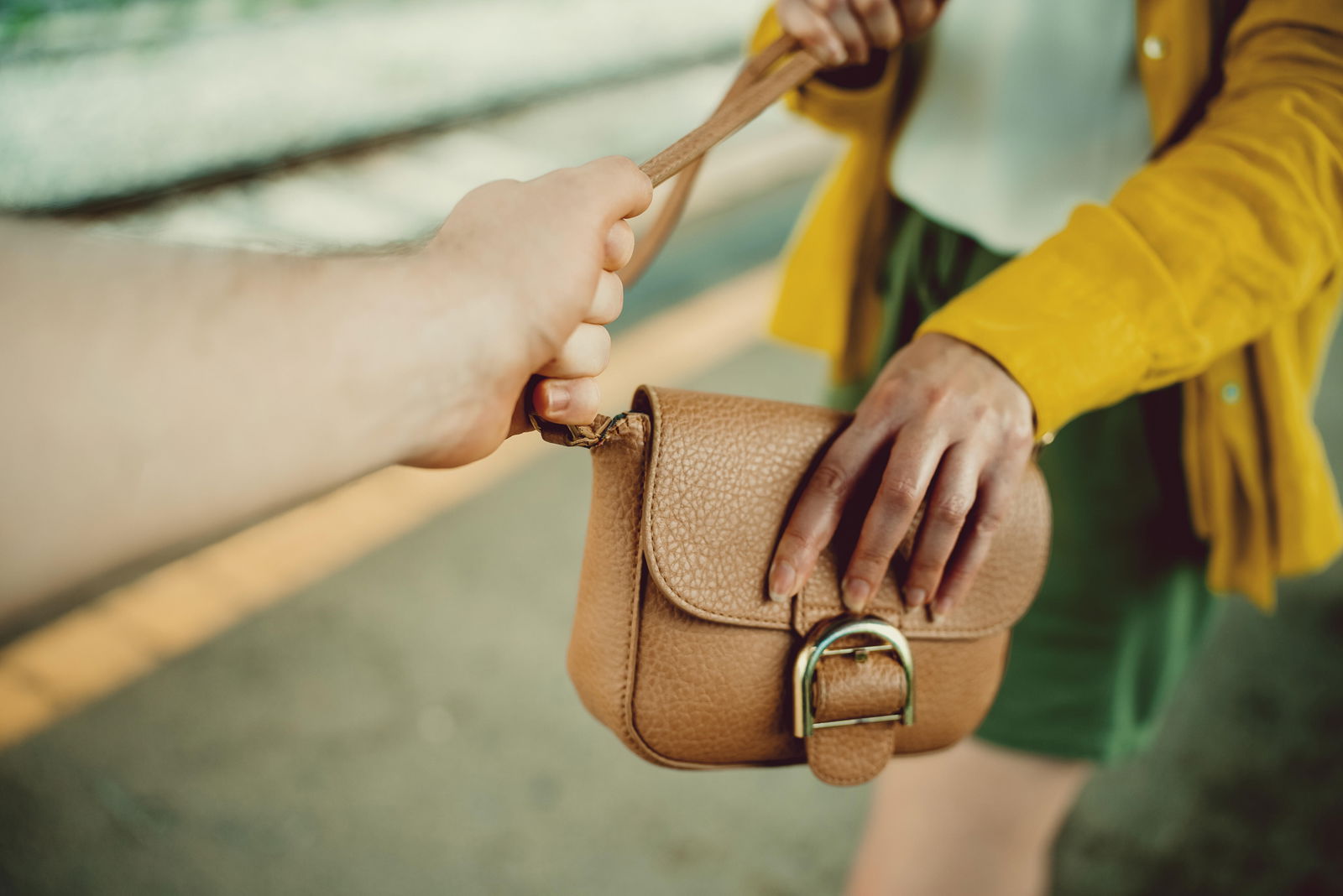 Person versucht eine Handtasche zu stehlen