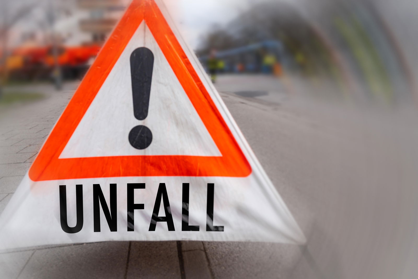 Ein Warnschild mit der Aufschrift Unfall