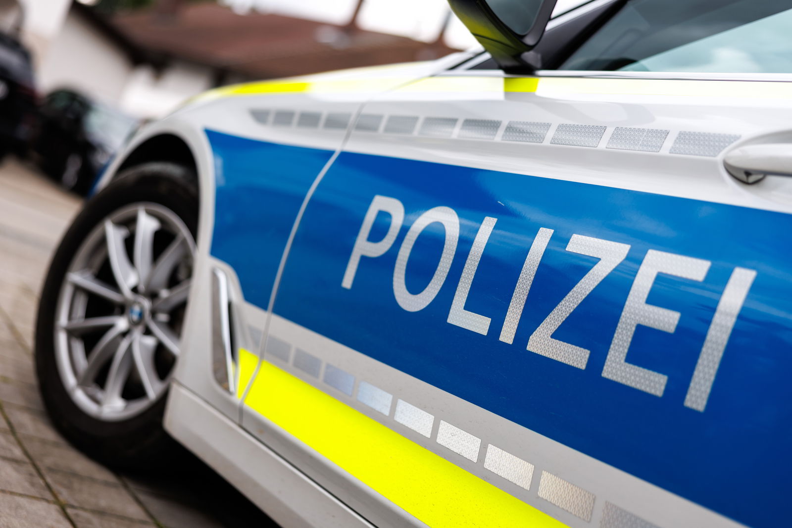 Polizeiauto von der Seite 