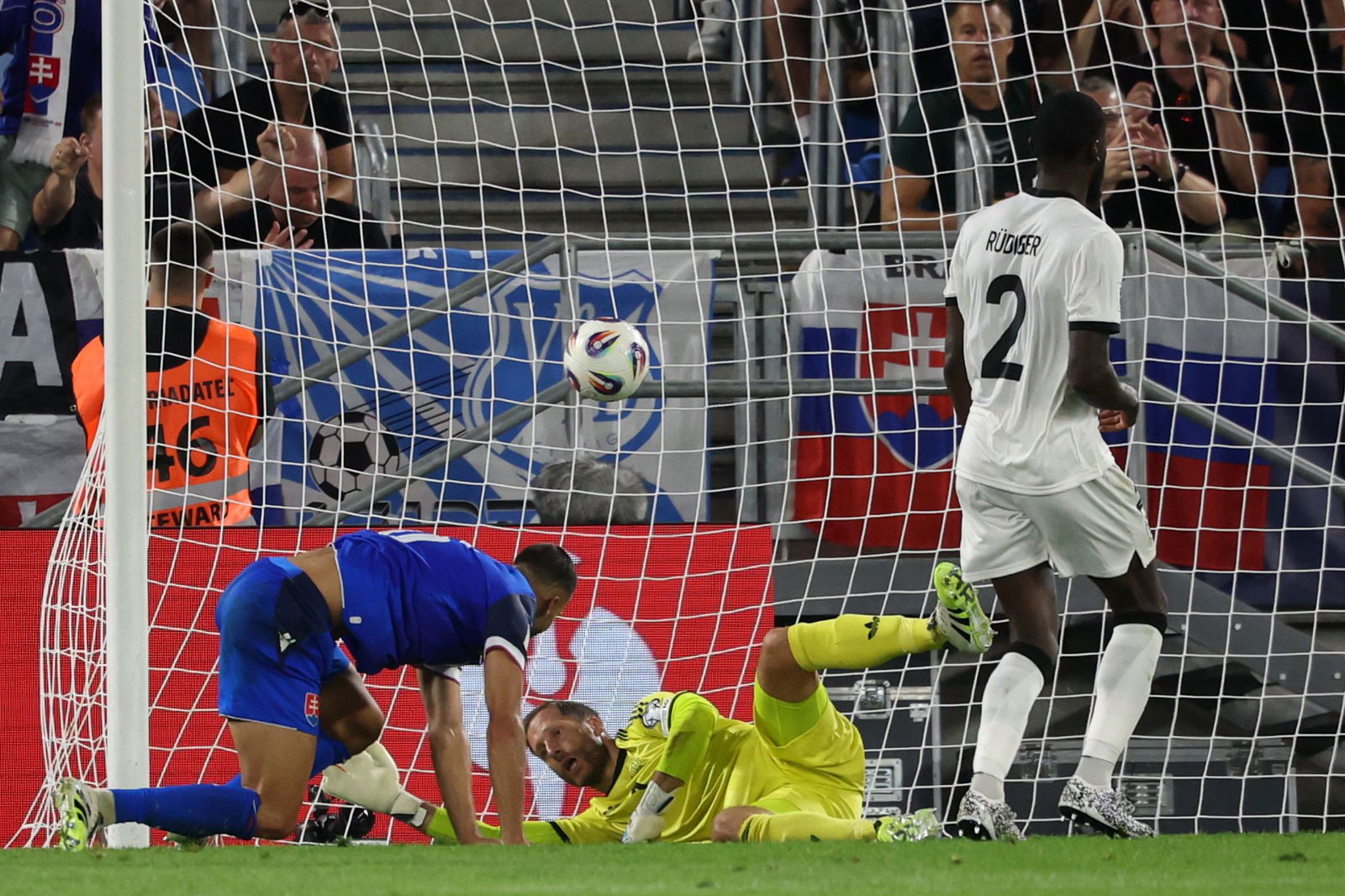 Torwart Oliver Baumann liegt beim ersten Gegentor machtlos am Boden.