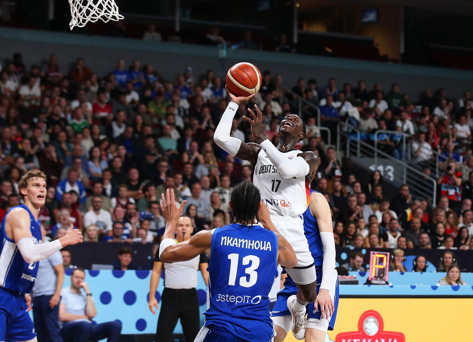 Dennis Schröder will die deutschen Basketballer auch zum EM-Titel führen.