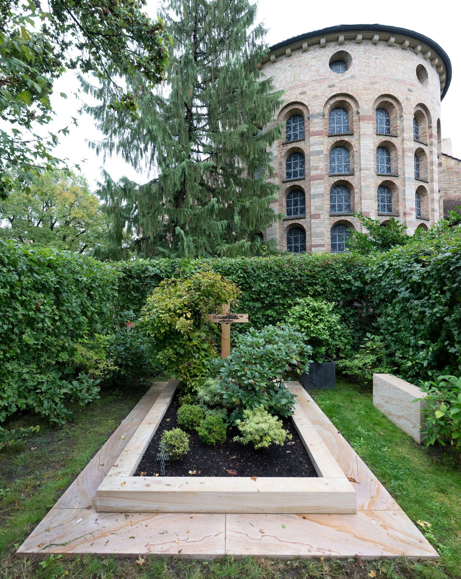 Das Grab im Park wird Maike Kohl-Richter zufolge komplett umgestaltet.