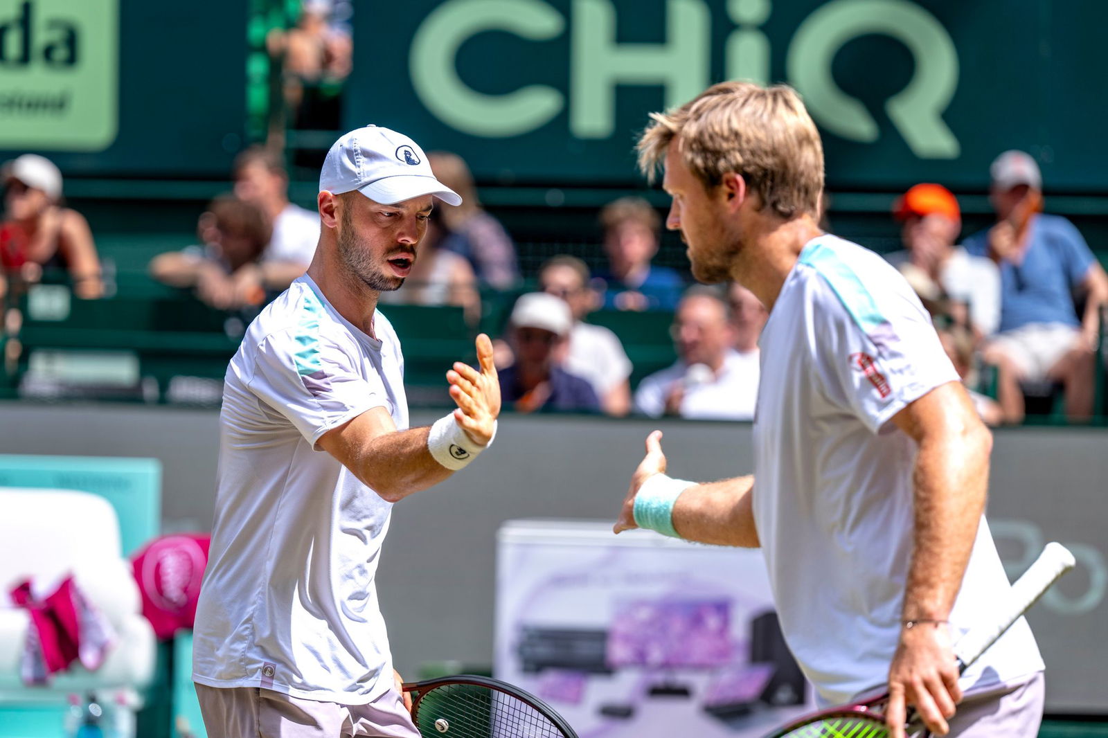 Tim Pütz (l) und Kevin Krawietz sorgten für den entscheidenden dritten Punkt gegen Japan. (Archivbild)