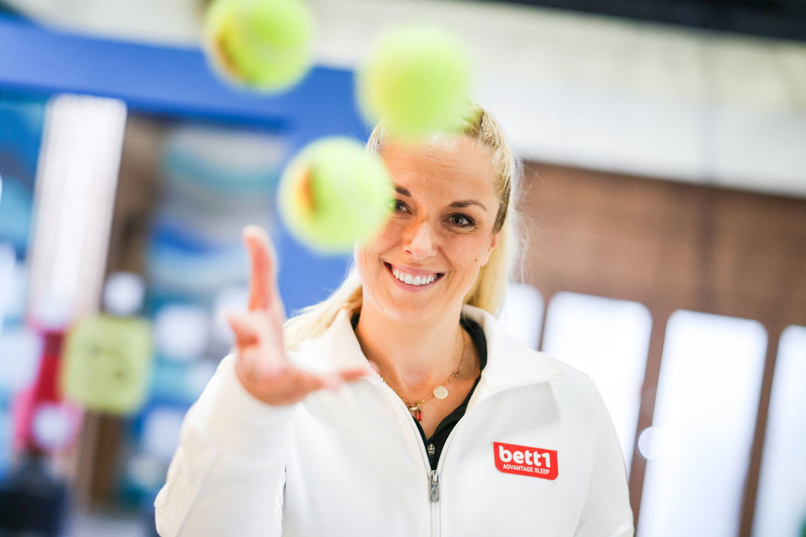 Sabine Lisicki spielt in der Serie Sabine Lisicki - und gibt in der Seifenoper einen Tennis-Workshop.
