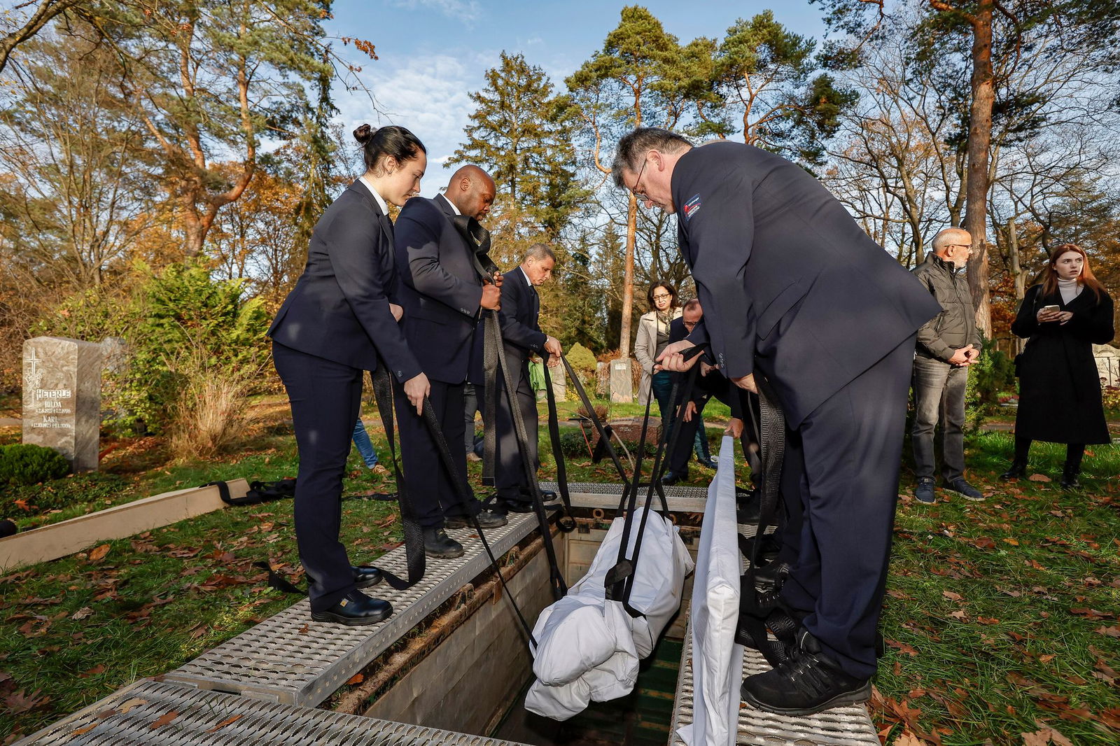 Bei Tuchbestattungen sind besondere hygienische Schutzmaßnahmen für Mitarbeiter notwendig. (Archivbild)