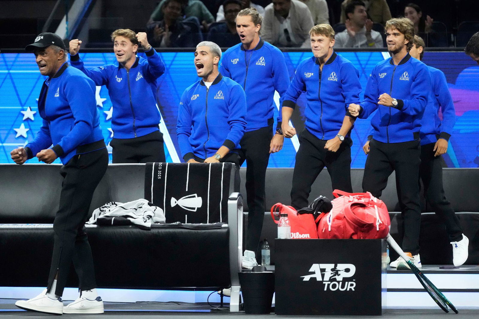 Team Europa mit dem Deutschen Alexander Zverev (4. v. l.) liegt beim Laver Cup gegen Team Welt in Führung.