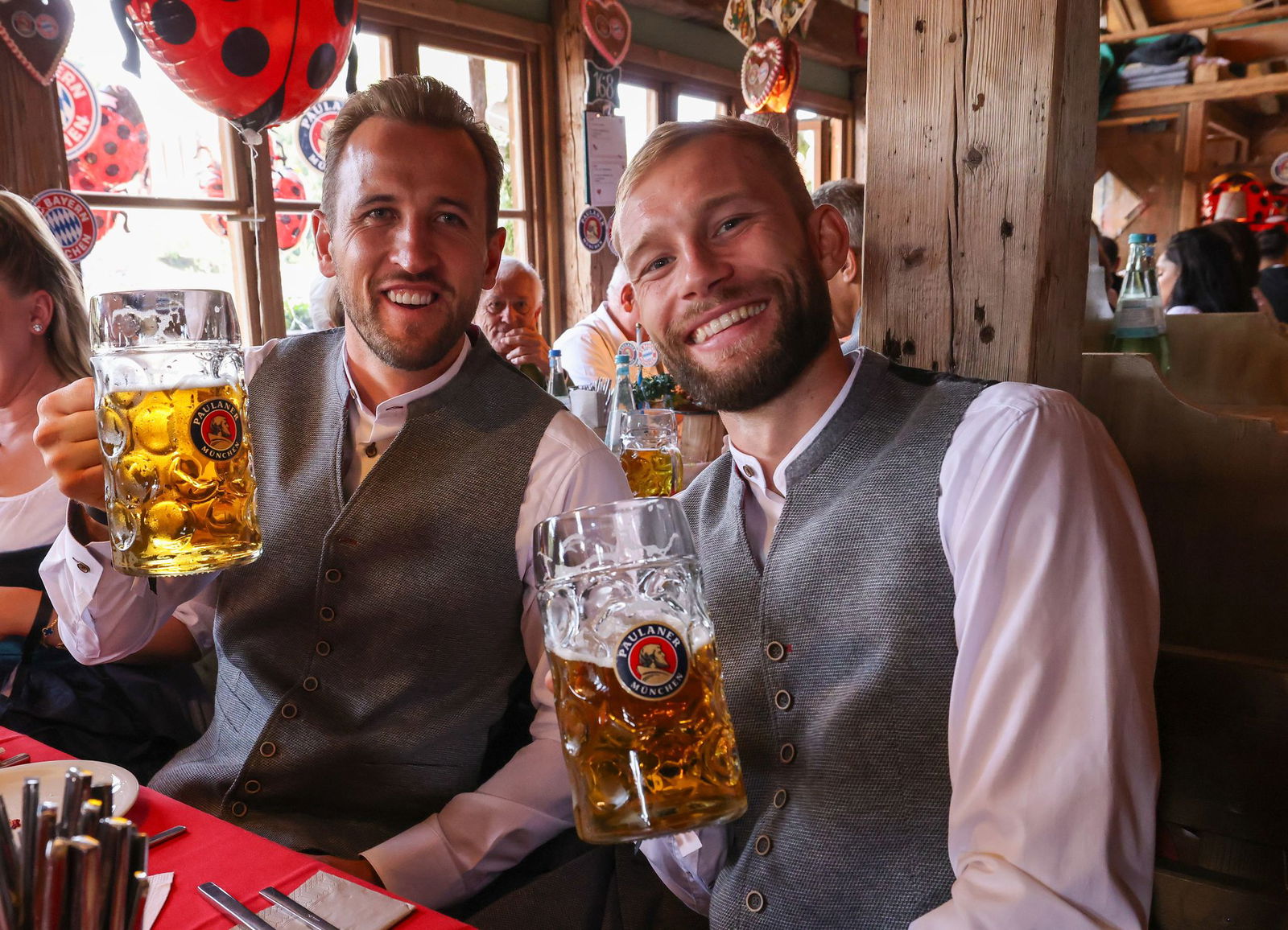 Die Bayern auf dem Oktoberfest: Hier stoßen Harry Kane (l) und Konrad Laimer an.