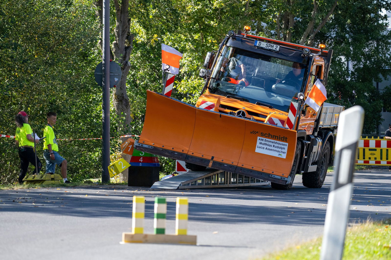 Gekonnt wird der Schneepflug über eine Rampe gesteuert.