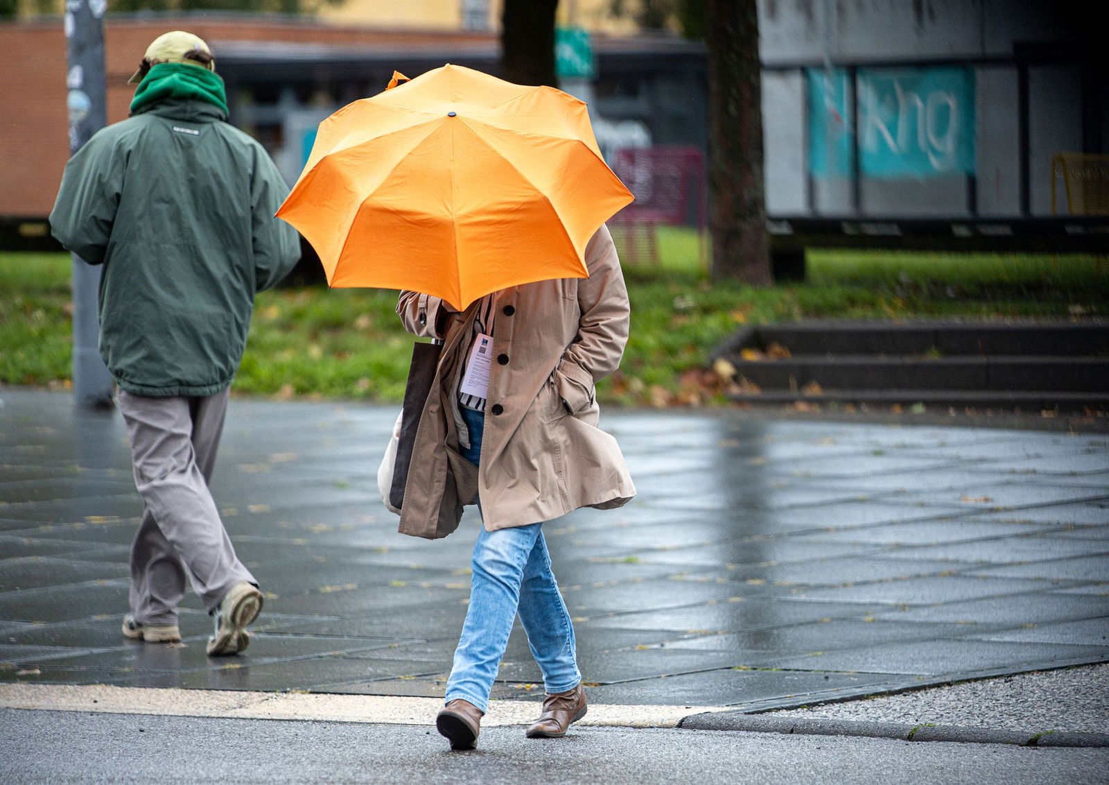Der Regenschirm bleibt in den nächsten Tagen ständiger Begleiter.