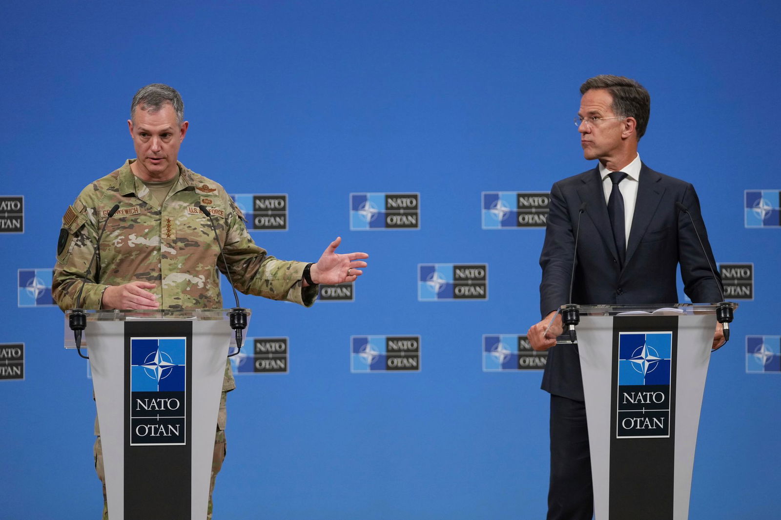 Kündigten eine neue Nato-Operation an: Generalsekretär Mark Rutte (r) und der Oberste Alliierte Befehlshaber Europa, General Alexus Grynkewich.