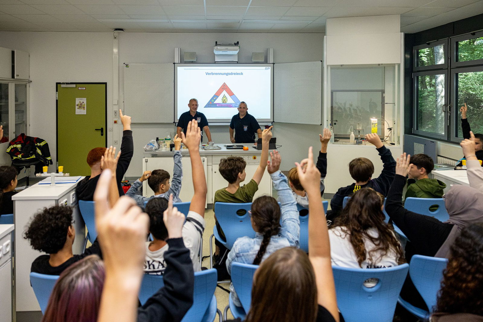 Wer weiß es? Neben der Vermittlung von Praxiswissen steht auch Theorie auf dem Stundenplan. 