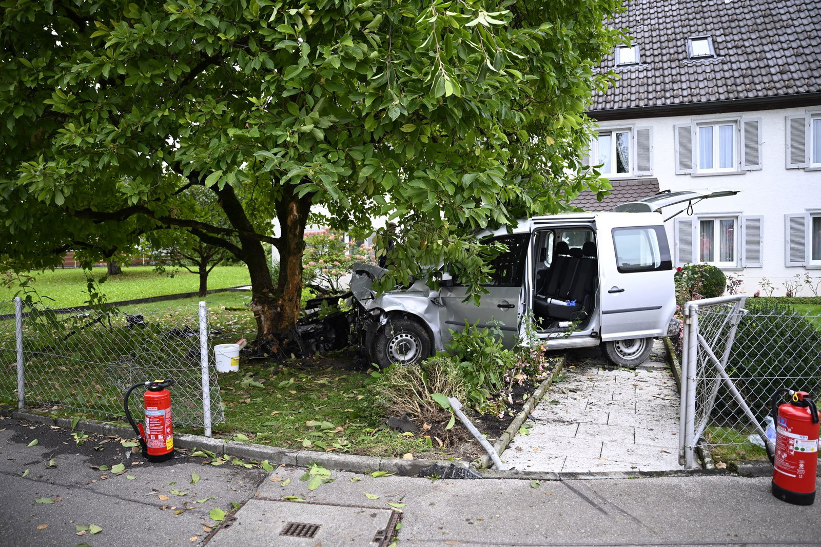 Alle drei Insassen wurden verletzt, zwei von ihnen schwer. 