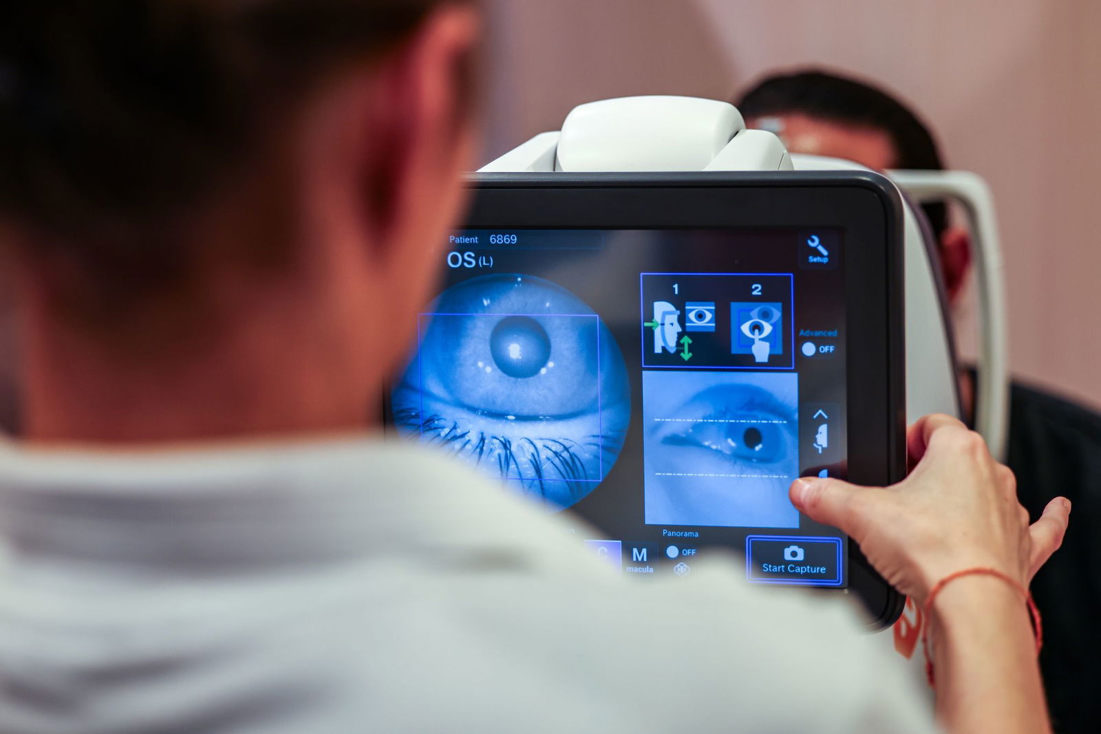 Eine dm-Verkäuferin führt das Augenscreening durch.