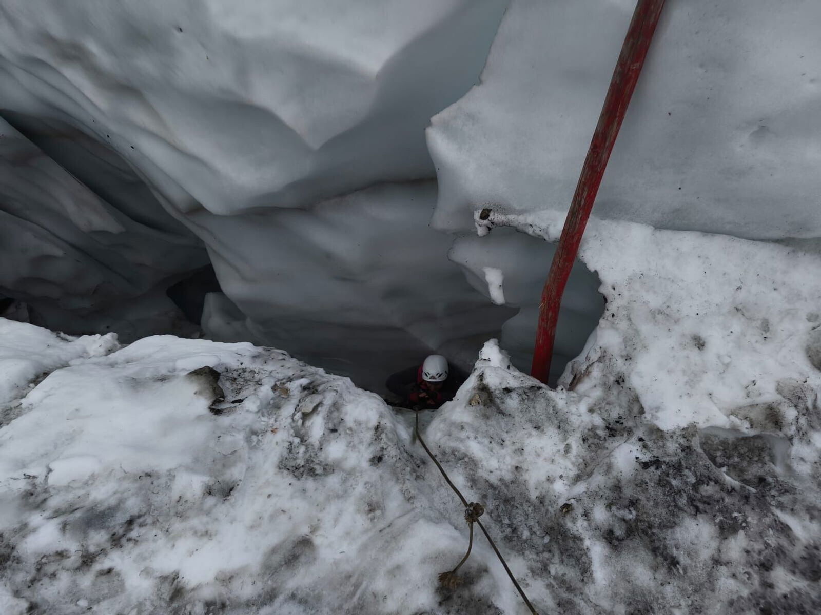 Die Frau steckte in vier Metern Tiefe fest.