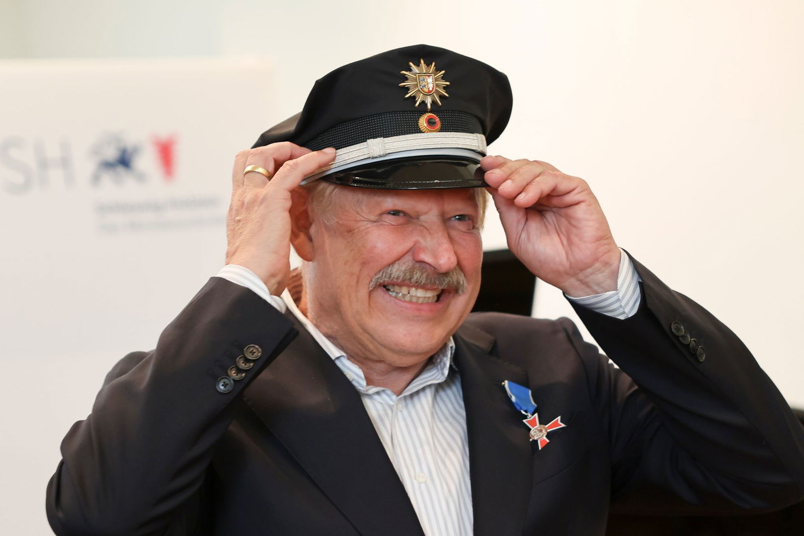 Nach mehr als 40 «Tatort»-Folgen ist Axel Milberg Ehrenkommissar der schleswig-holsteinischen Landespolizei.