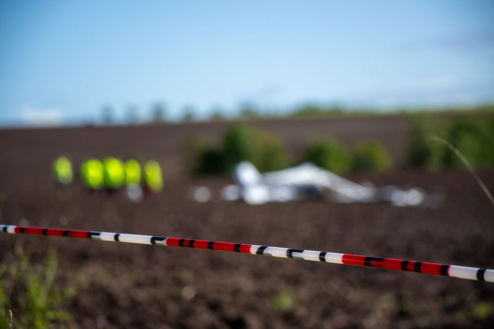 Mitarbeiter der Bundesstelle für Flugunfalluntersuchung (BFU) sowie Beamte der Kriminalpolizei untersuchen die Absturzstelle. 