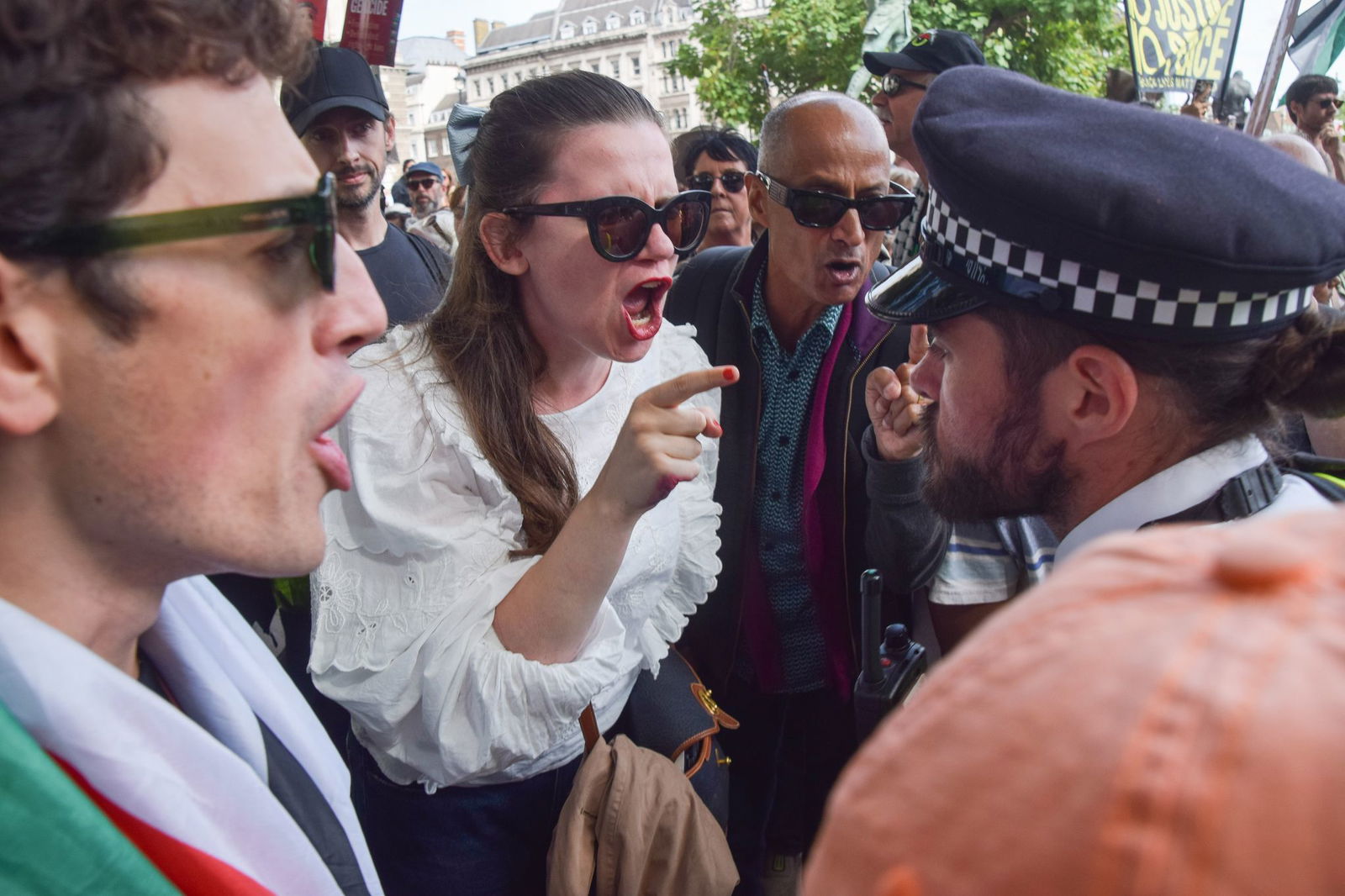 Teilweise soll es zu aggressivem Verhalten gegenüber Polizisten gekommen sein.