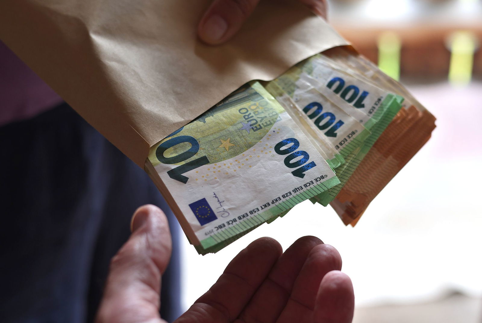 Trickbetrüger versuchen ihre Opfer möglichst lange am Telefon zu halten und gehen mit psychologischem Druck vor. (Symbolbild)  