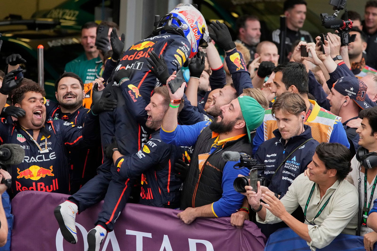 Max Verstappen feiert seinen nächsten Sieg.