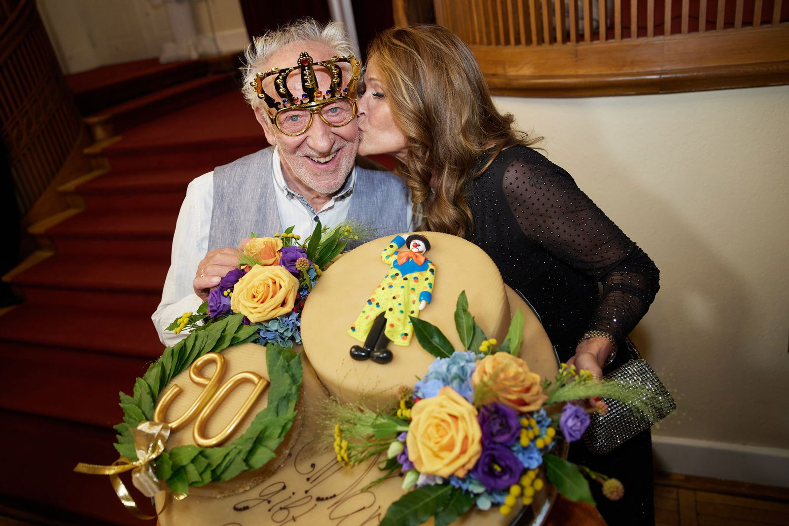 Hallervorden bekam auch eine Torte und einen Kuss von seiner Ehefrau Christiane Zander.