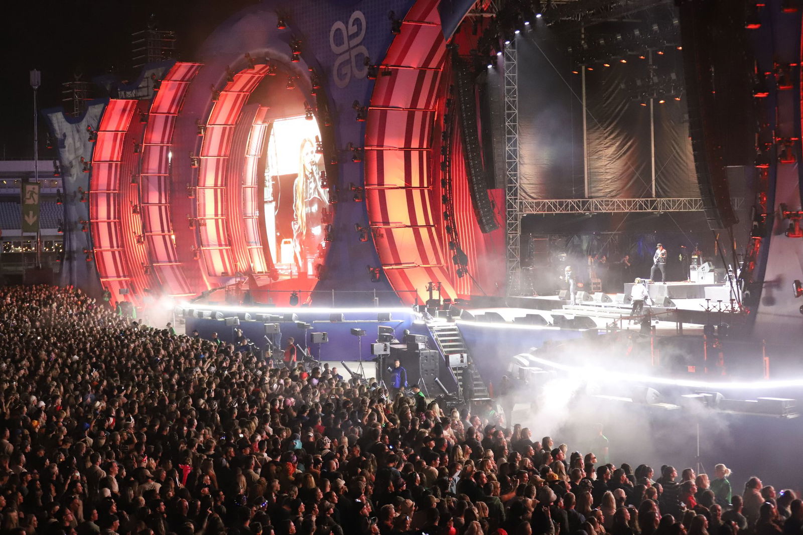 Tausende Menschen feierten den Auftritt der US-Band Black Eyed Peas. 