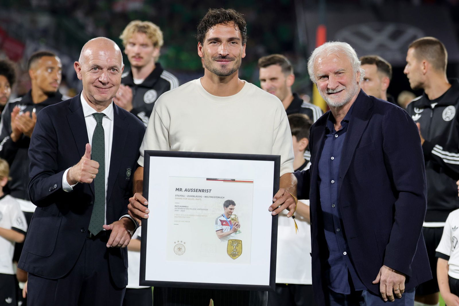 Mats Hummels (m) wurde vor dem Anpfiff geehrt