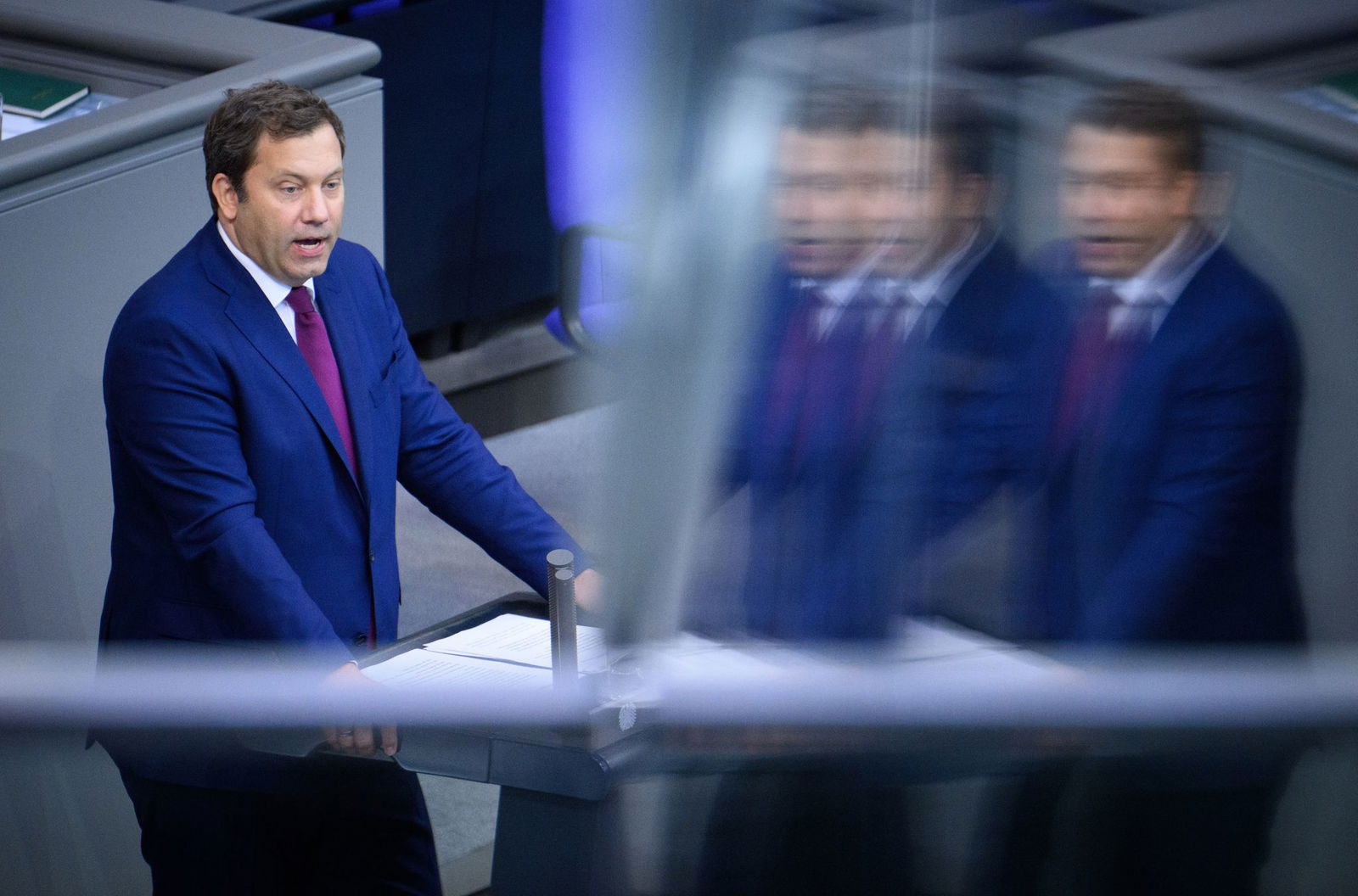 Klingbeil schwört im Bundestag auf harte Zeiten ein. 