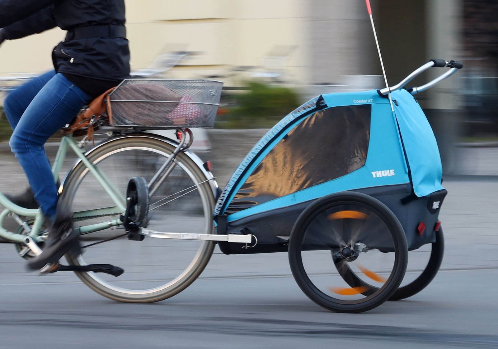 Fahrradfahrer mit Anhänger mit Kind