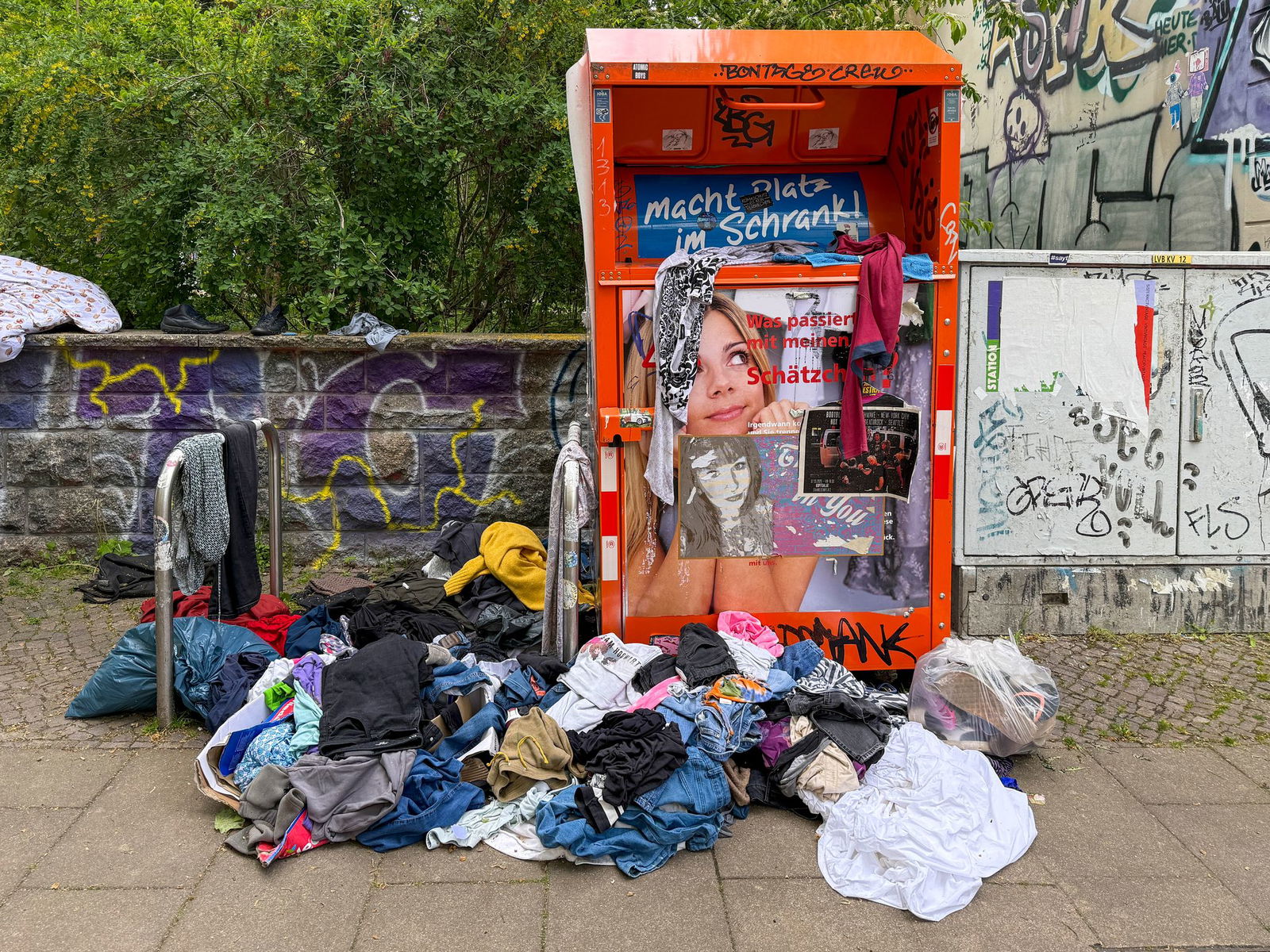 Vermüllung neben Altkleidercontainern. (Archivbild)