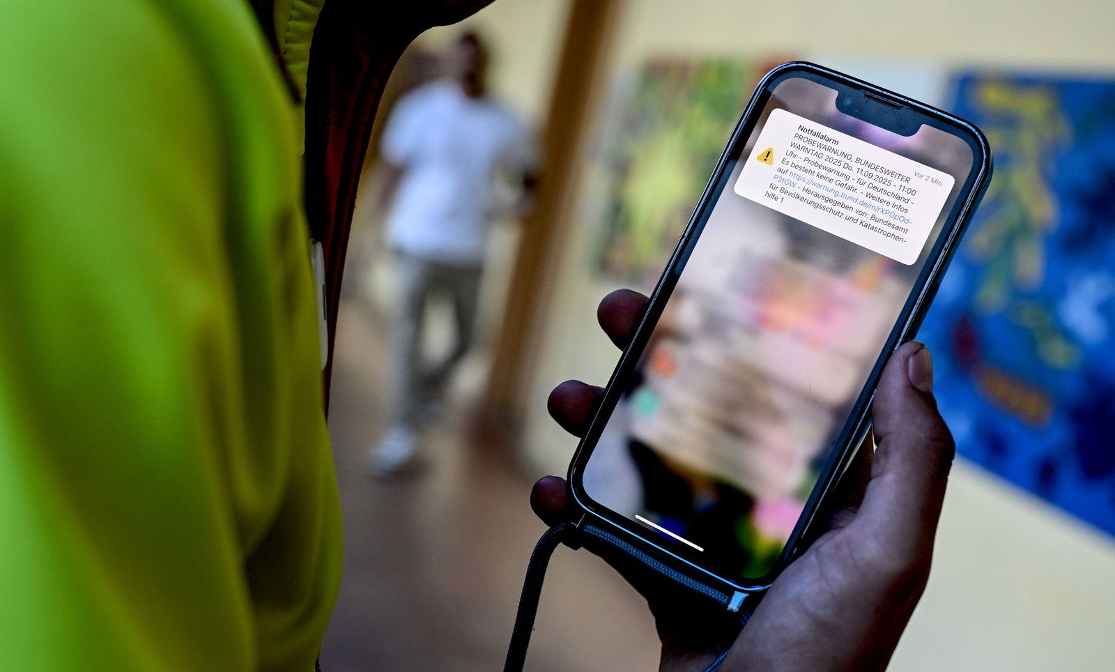 Der Probealarm wird unter anderem an Rundfunksender, digitale Anzeigetafeln und Warn-Apps weitergeleitet. (Symbolbild)