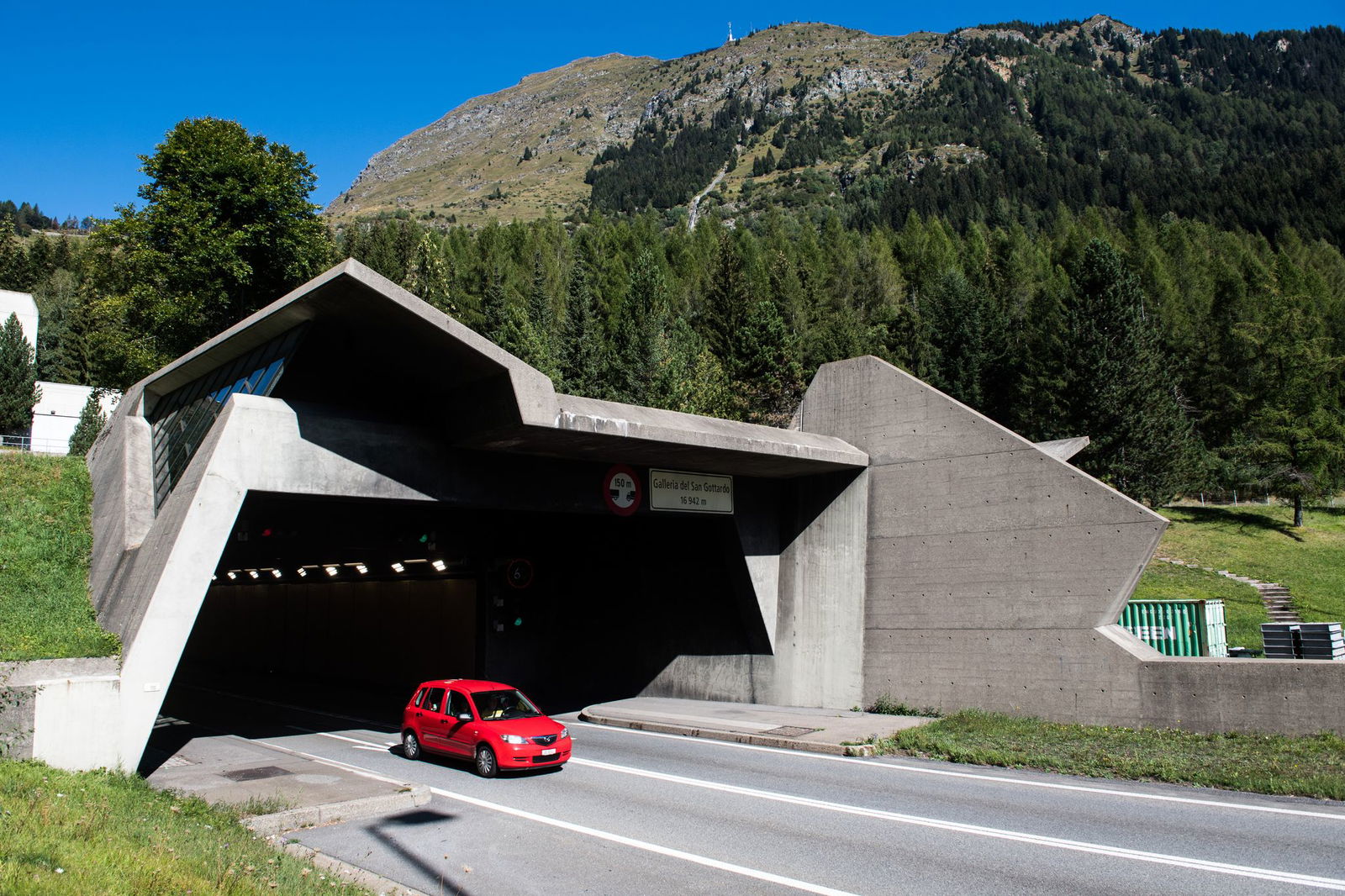 Das Südportal des Gotthard-Straßentunnels. Im Tunnel setzte der Biker zum Überholen an - obwohl dort striktes Überholverbot gilt.