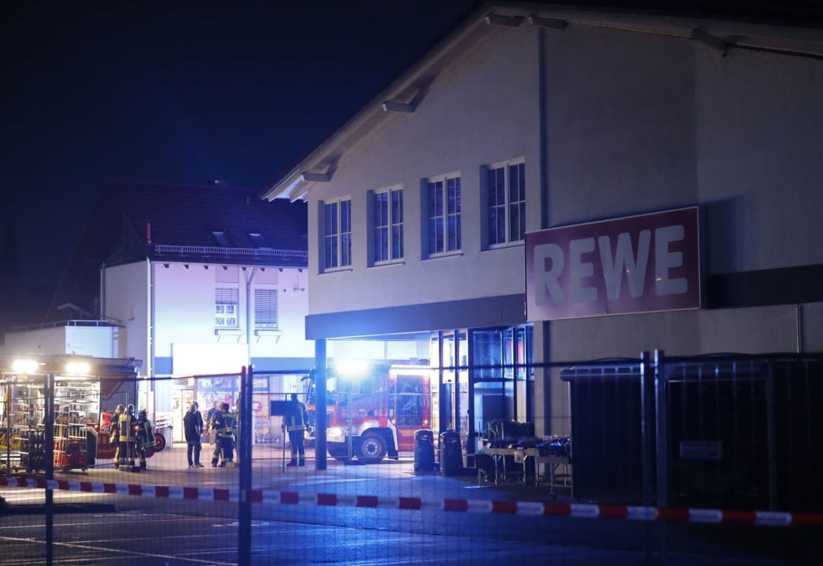 Der Supermarkt wird abgesperrt.