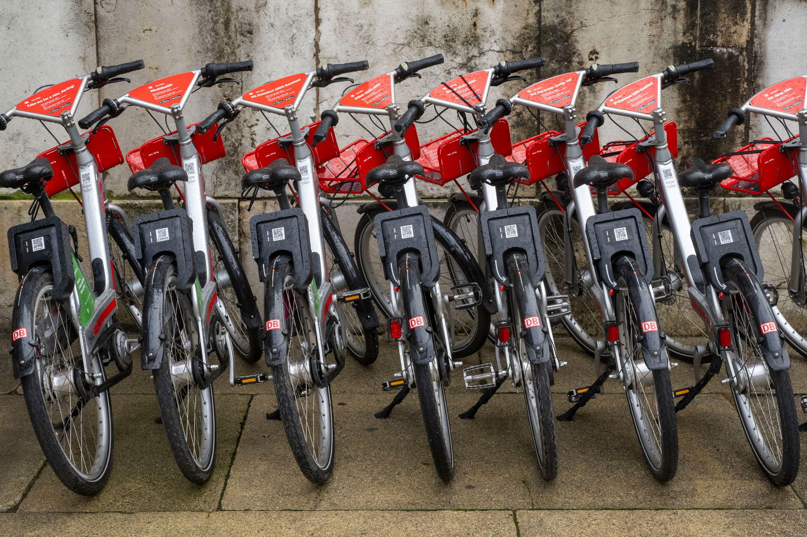 Unter anderem kommen mehr Leihstationen für Fahrräder und E-Scooter dazu. (Archivbild)
